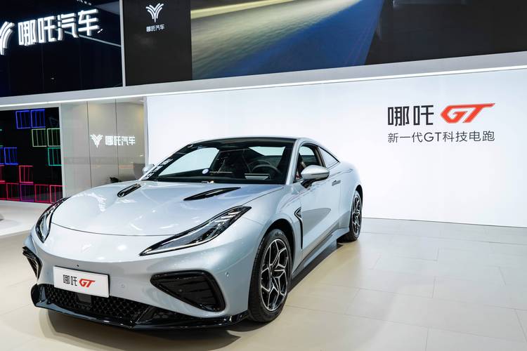 佛山16哪吒汽车在智能汽车领域的表现，领途汽车在新能源汽车市场中的影响力